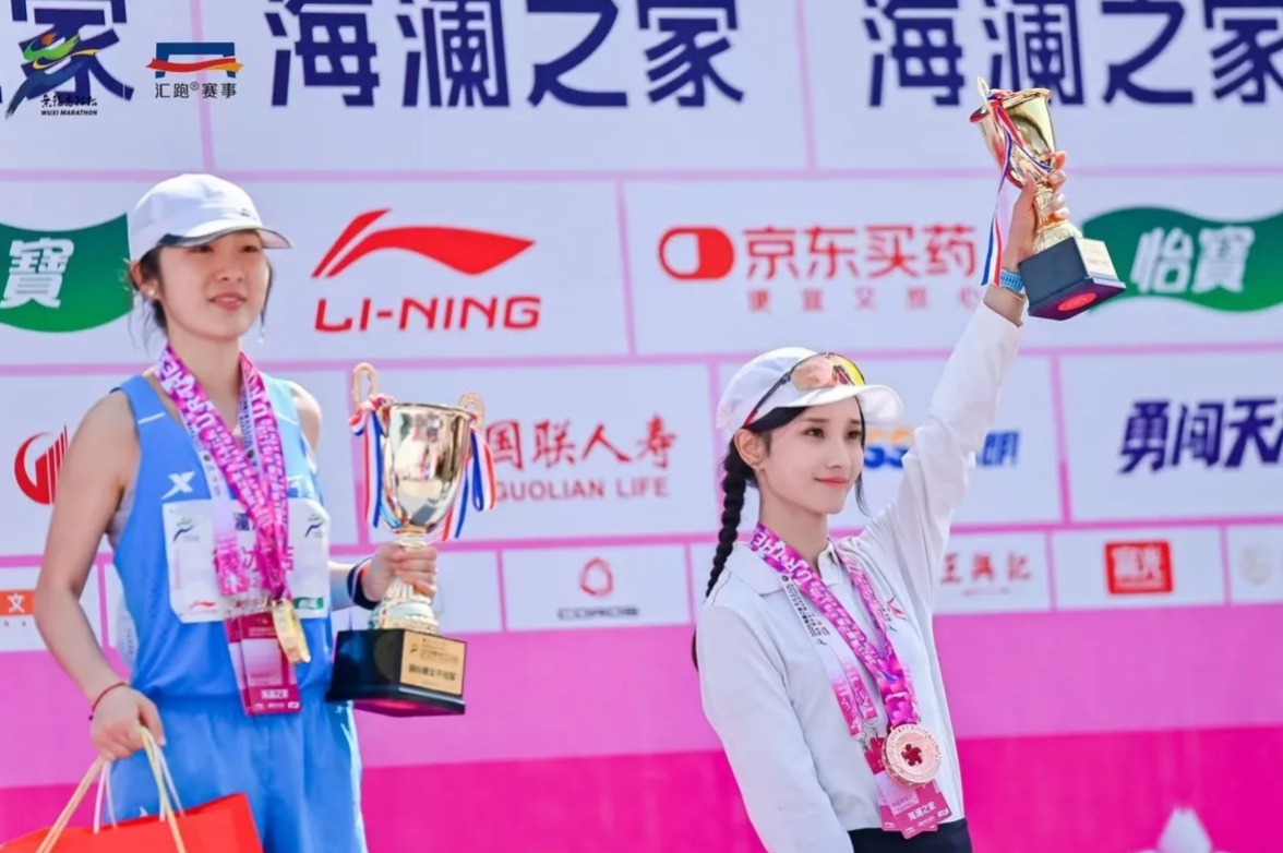选手飒爽出场，夺冠成果显赫