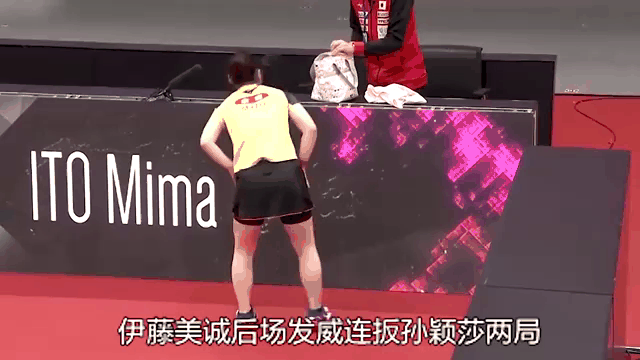紧张对决中，球员技艺展露无遗！