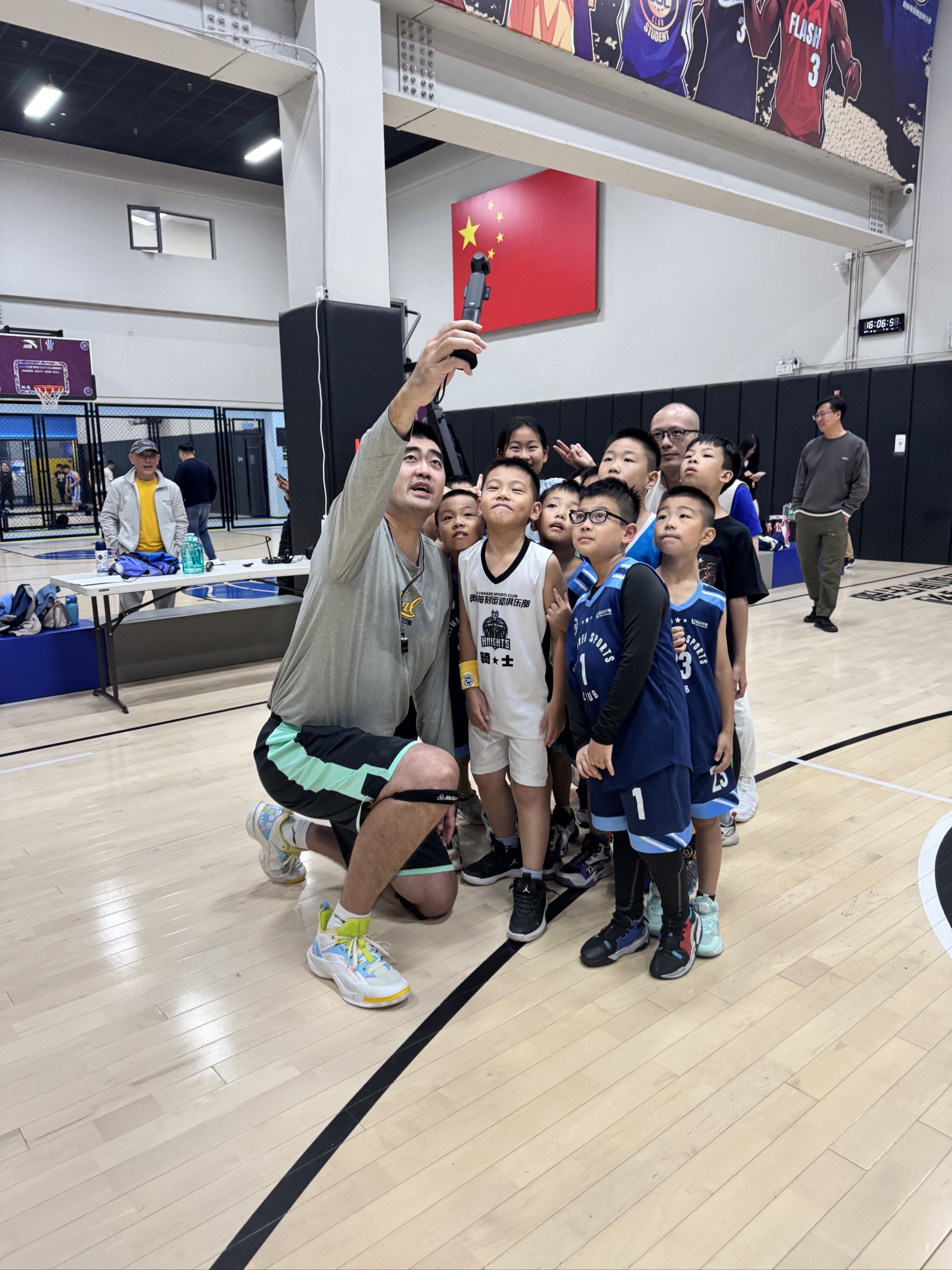 球员们在训练中互相鼓励,共同提高技术水平 球员们在训练中互相鼓励,共同提高技术水平