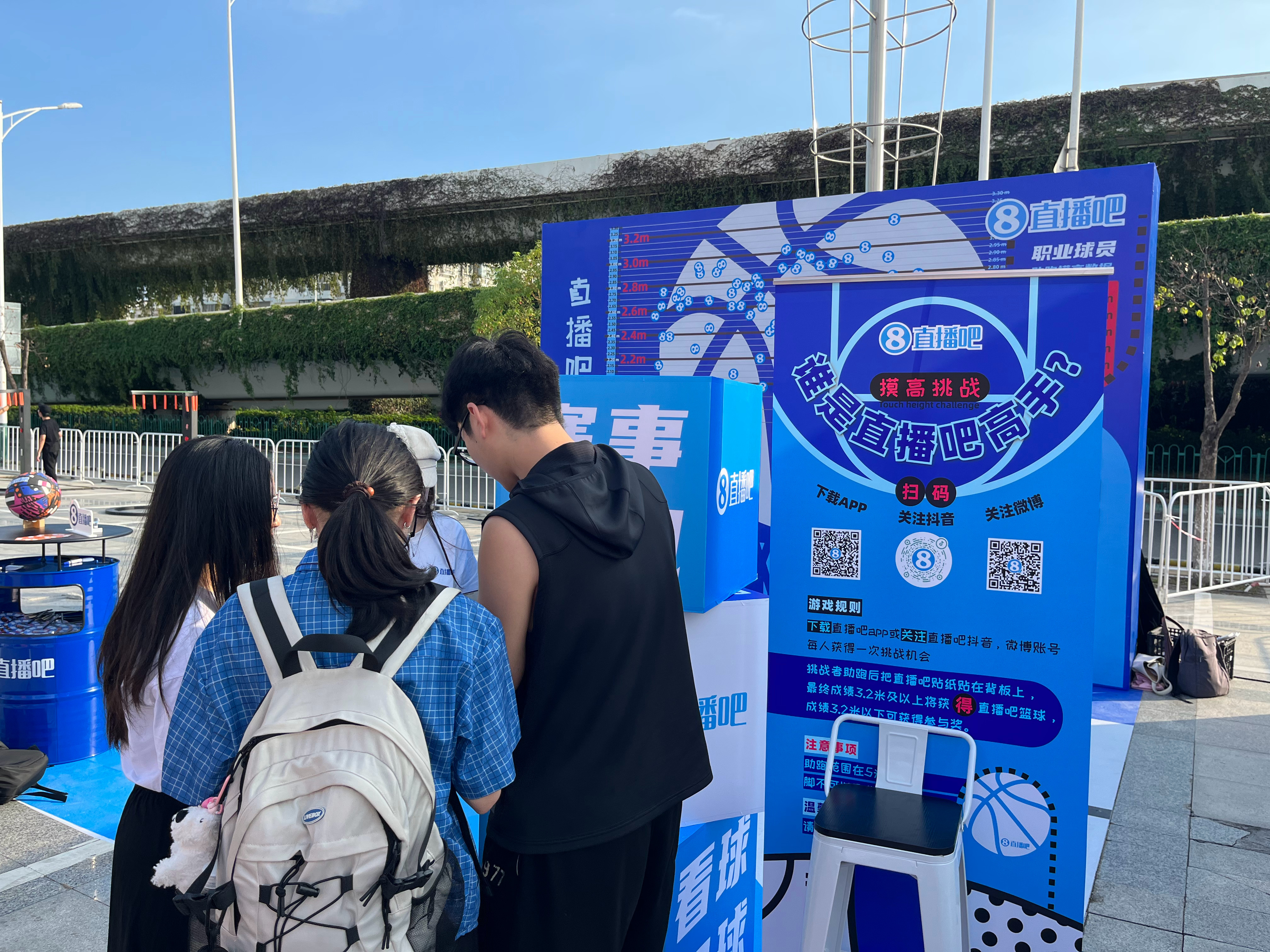 关于著名篮球明星亮相嘉年华，与粉丝亲密互动的信息