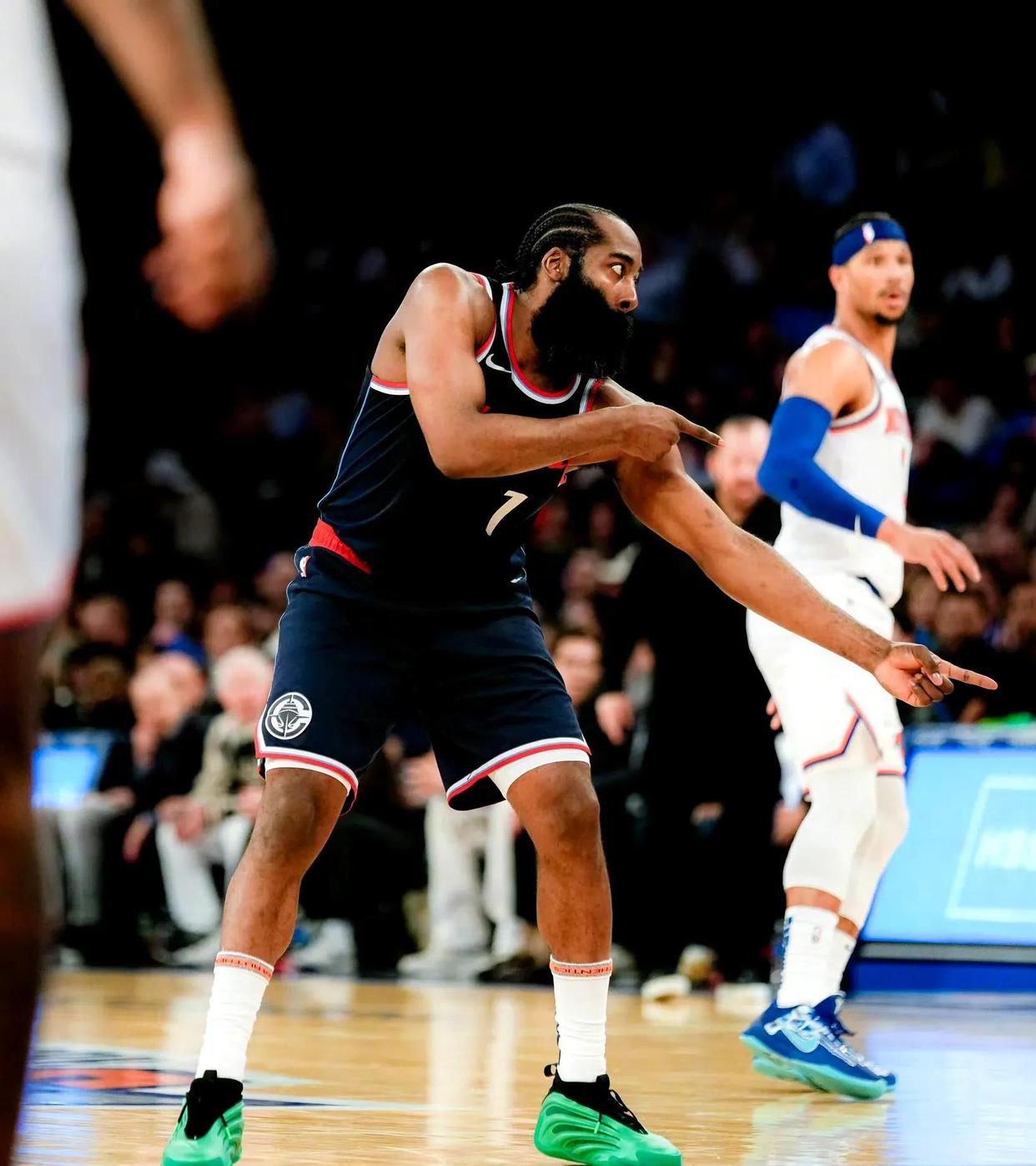 开云体育官网入口-快船队士气高涨，准备迎战湖人队